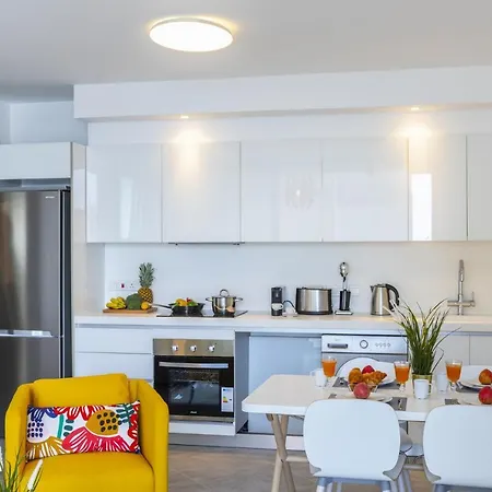 Imagine You And Your Family Renting This Holiday Apartment In Prime Location, Limassol Apartment 1000 Villa