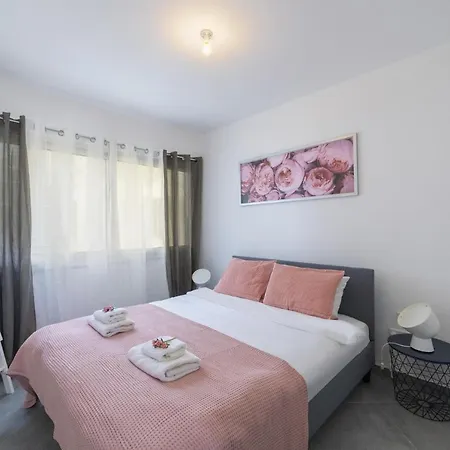 Villa Imagine You And Your Family Renting This Holiday Apartment In Prime Location, Limassol Apartment 1000 *
