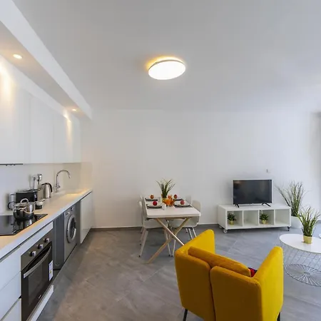 Imagine You And Your Family Renting This Holiday Apartment In Prime Location, Limassol Apartment 1000 Villa
